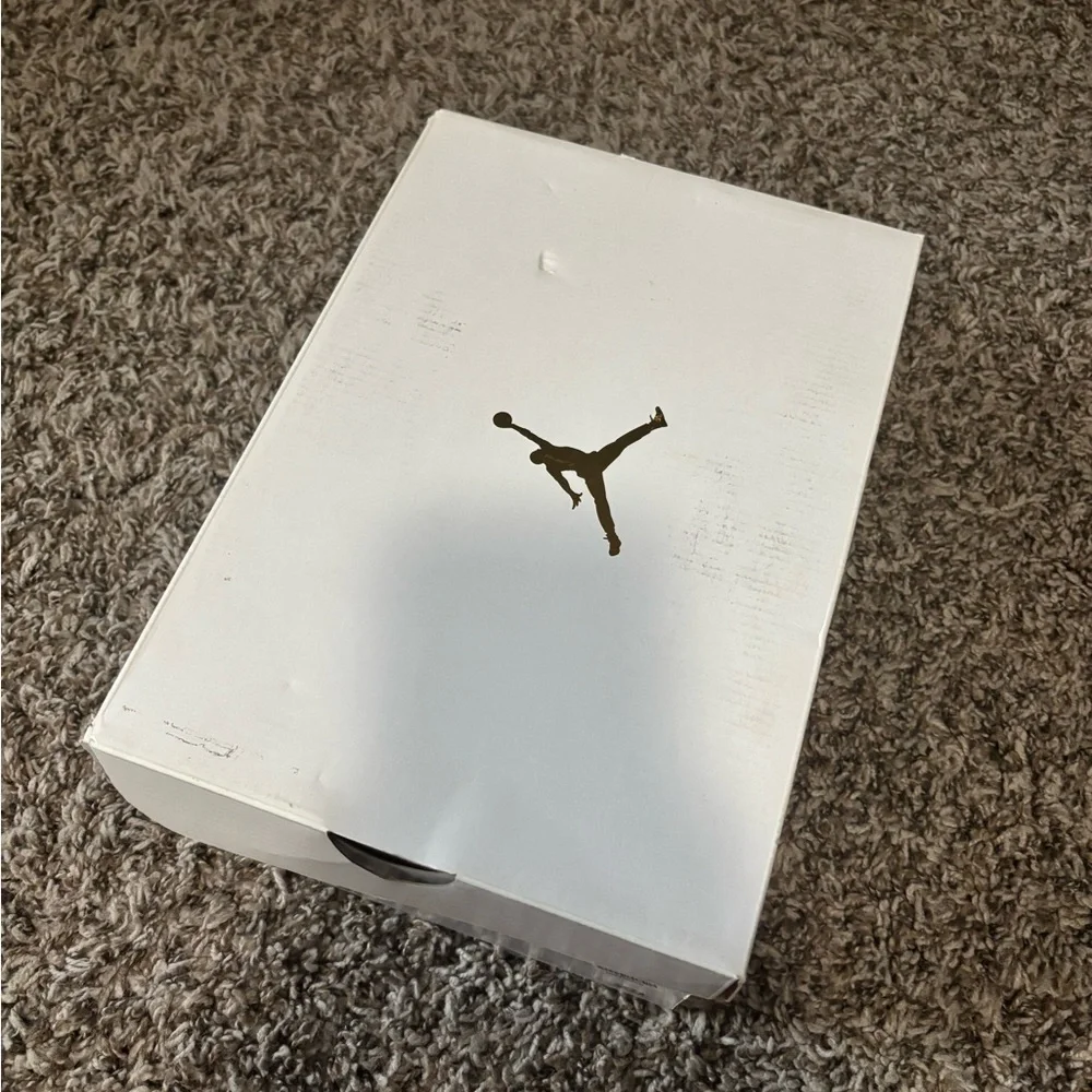 Women’s Jordan 1s - Picture 2 of 4